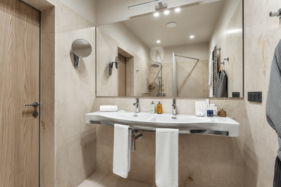 Дизайн номера Standard with Courtyard View в санатории Кристалл