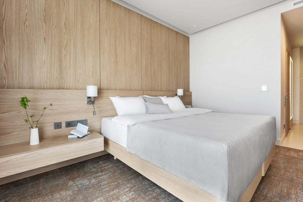 Дизайн номера Стандарт с видом во двор в санатории Кристалл