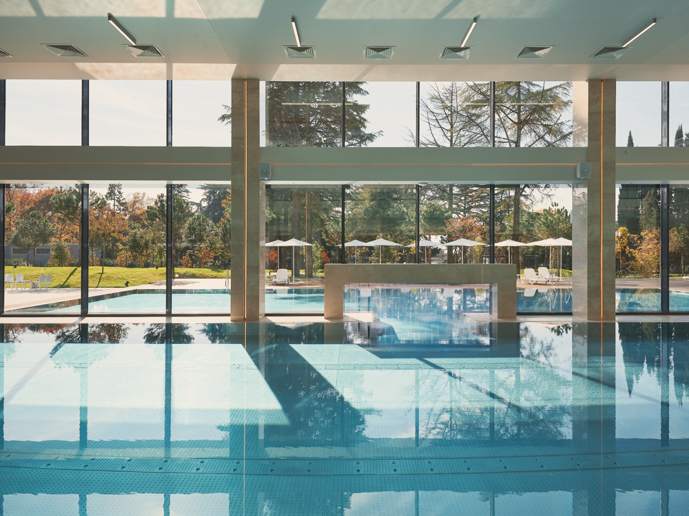 Круглогодичный бассейн санатория Кристалл в Сочи