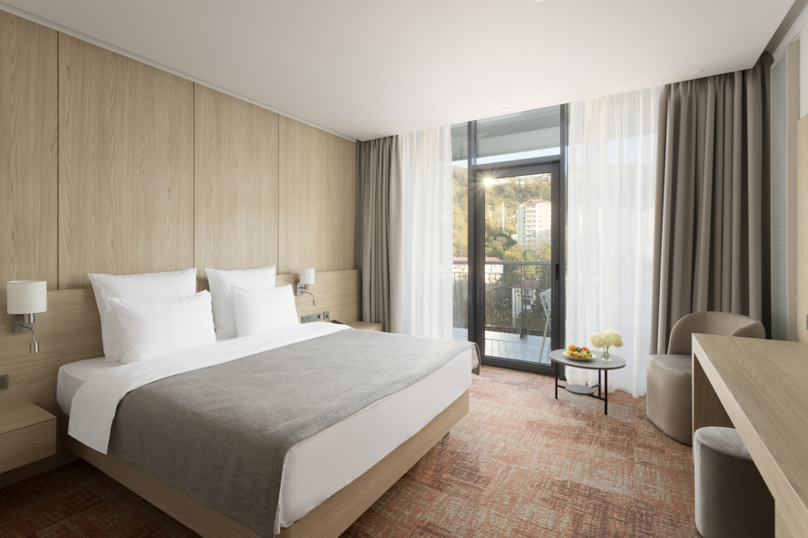 Дизайн номера Standard with Courtyard View в санатории Кристалл