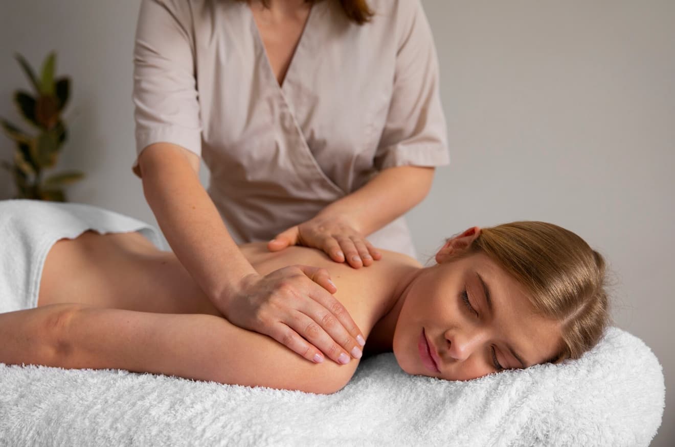 Общий массаж тела: техника, показания и эффекты